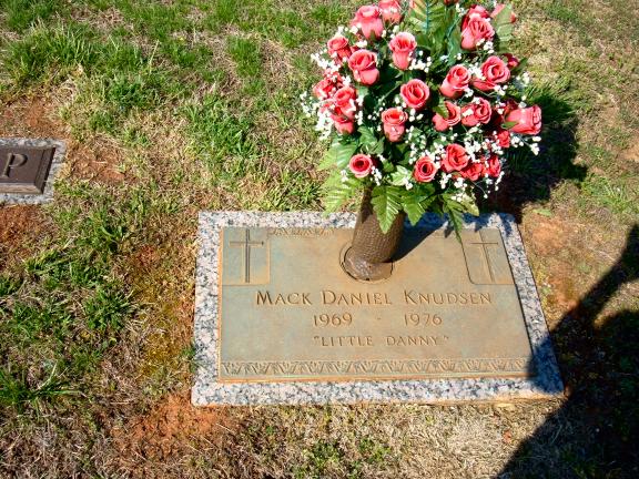 Mack Daniel Knudsen's Grave